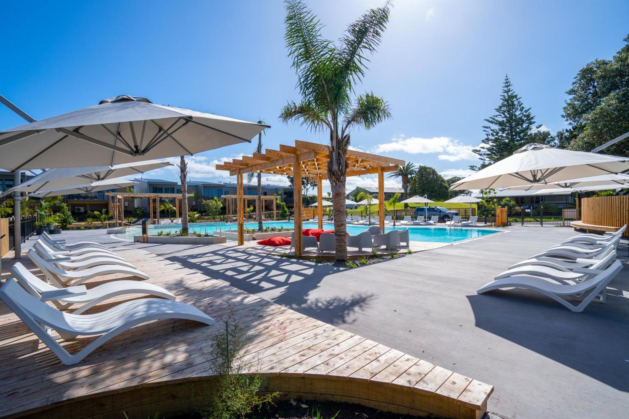 Tasman Holiday Parks - Papamoa Beach ภายนอก รูปภาพ The swimming pool at the resort