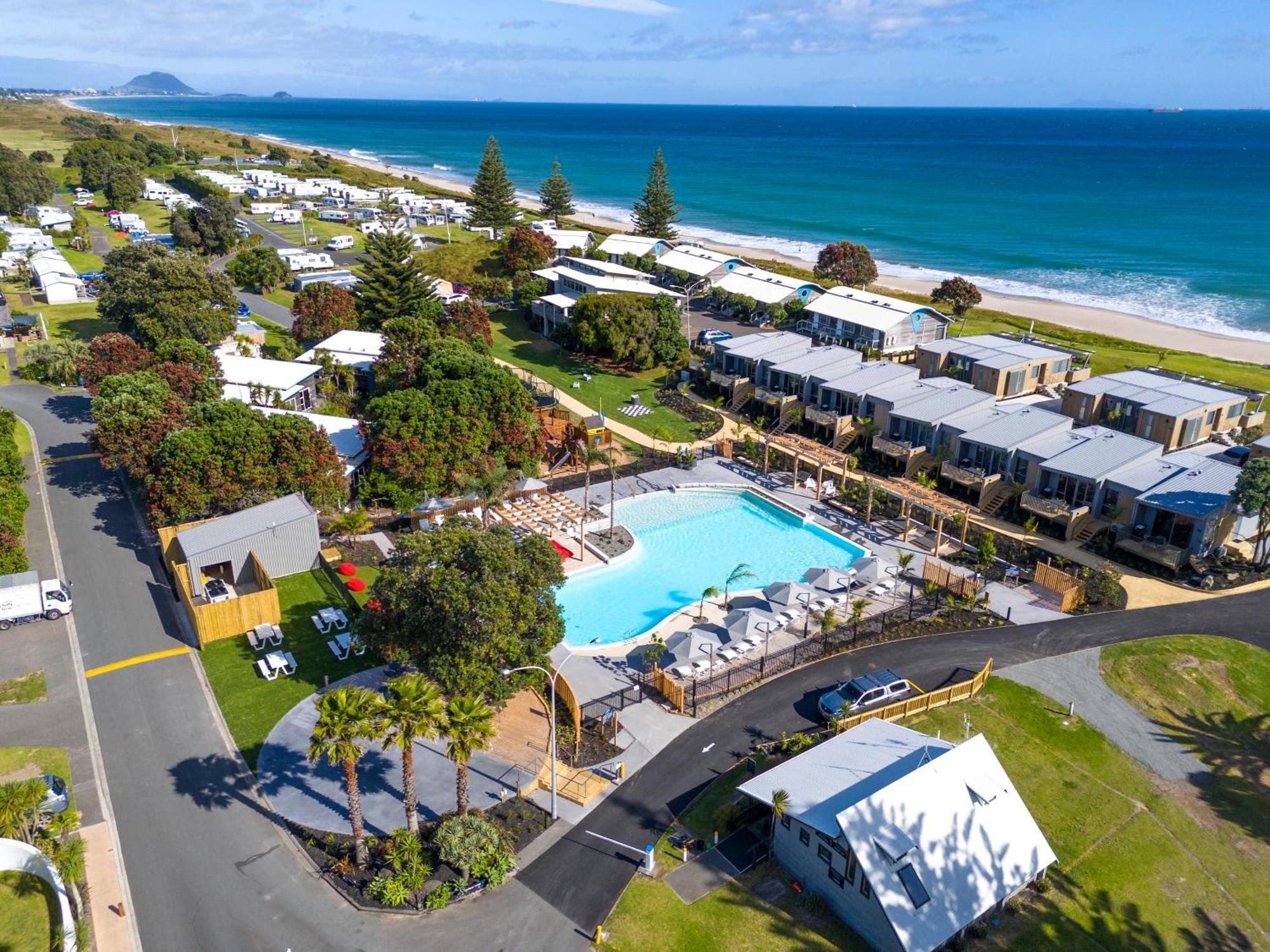 Tasman Holiday Parks - Papamoa Beach ภายนอก รูปภาพ Aerial view of the Baypark Beach Resort