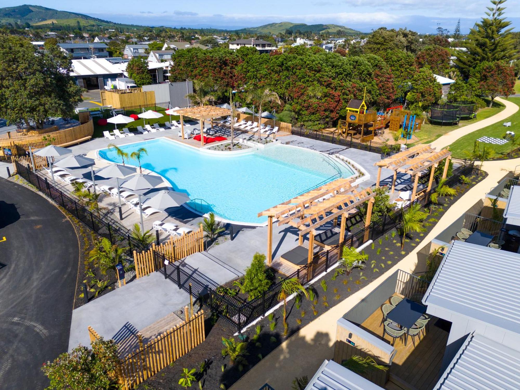 Tasman Holiday Parks - Papamoa Beach ภายนอก รูปภาพ Aerial view of the resort