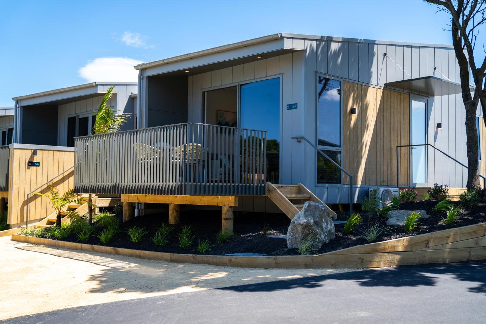 Tasman Holiday Parks - Papamoa Beach ภายนอก รูปภาพ A typical villa at the resort