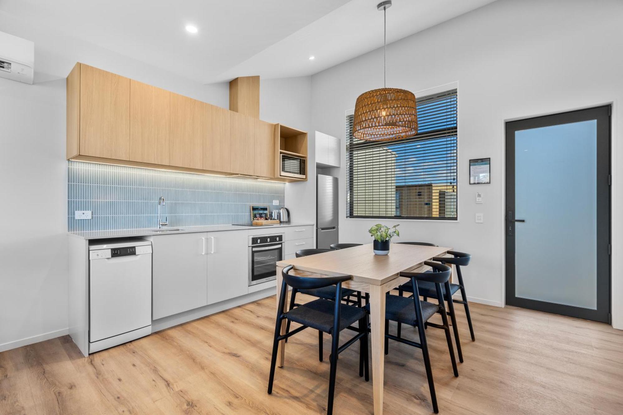Tasman Holiday Parks - Papamoa Beach ภายนอก รูปภาพ A kitchen in a student apartment at the University of Tasmania's New College