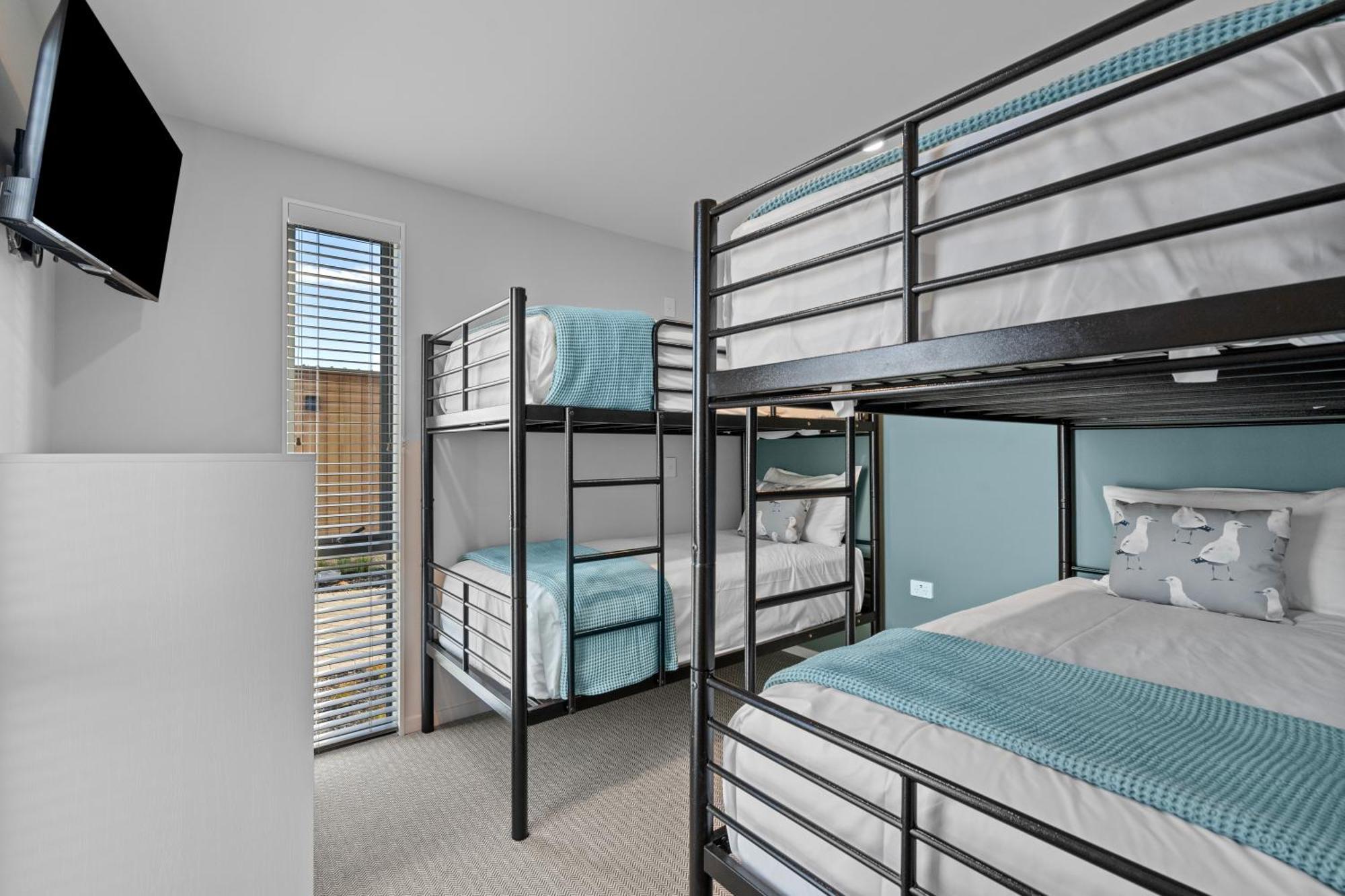 Tasman Holiday Parks - Papamoa Beach ภายนอก รูปภาพ Bunk beds