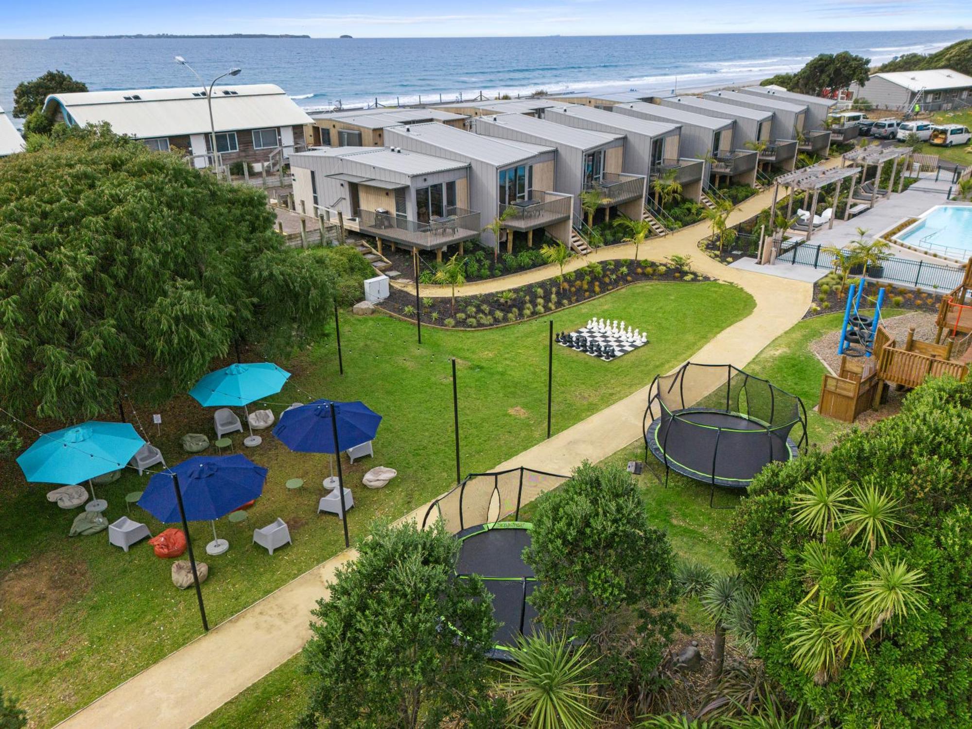 Tasman Holiday Parks - Papamoa Beach ภายนอก รูปภาพ Aerial view of the park