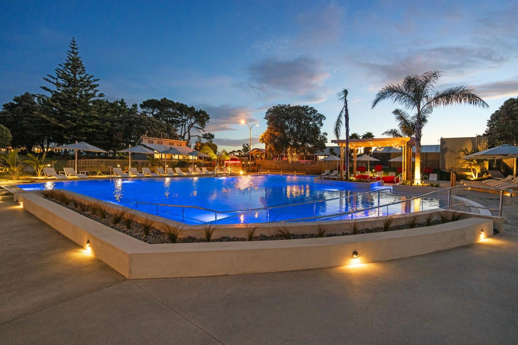 Tasman Holiday Parks - Papamoa Beach ภายนอก รูปภาพ The pool at the hotel