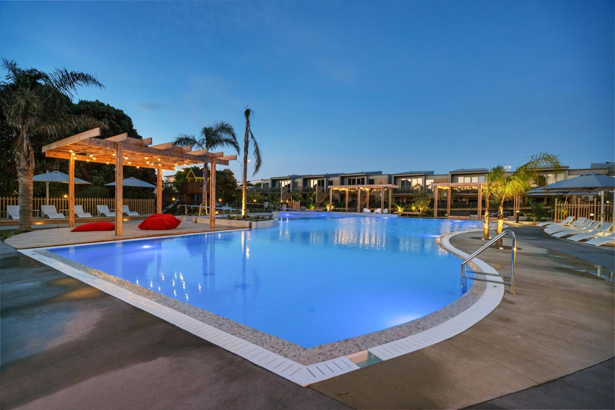 Tasman Holiday Parks - Papamoa Beach ภายนอก รูปภาพ The swimming pool at the resort