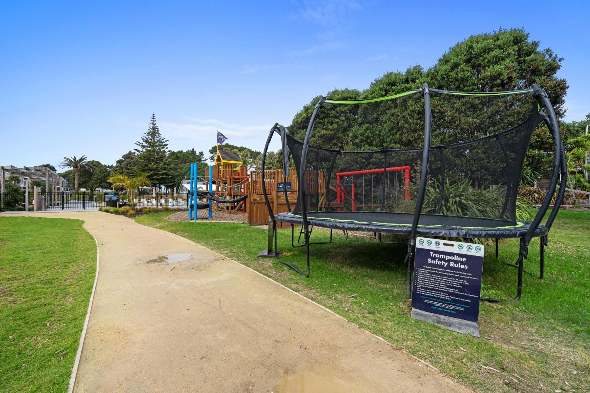 Tasman Holiday Parks - Papamoa Beach ภายนอก รูปภาพ Playground at the park