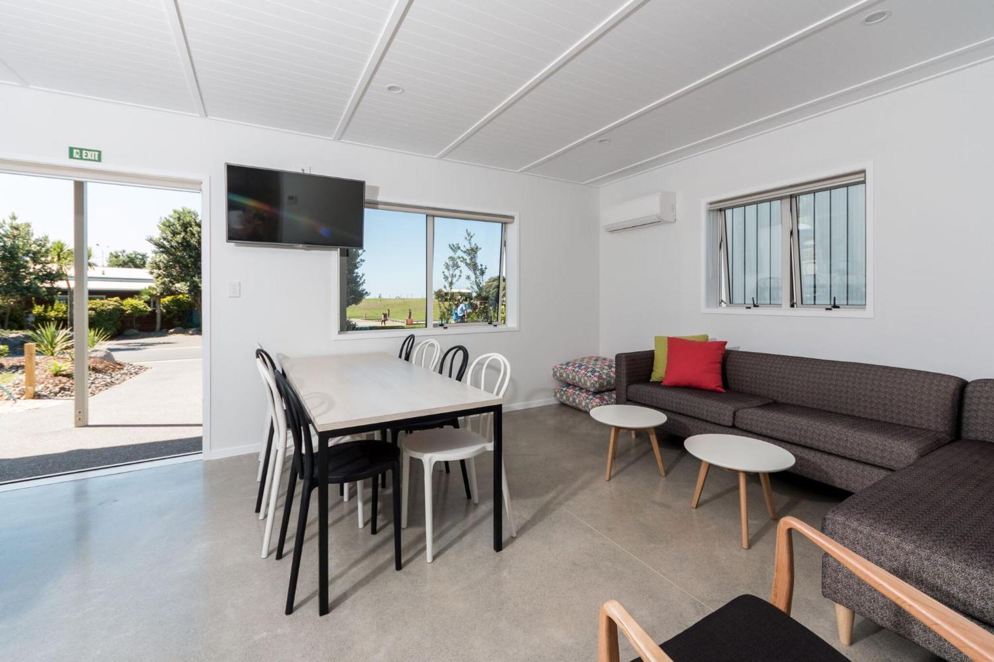 Tasman Holiday Parks - Papamoa Beach ภายนอก รูปภาพ The interior of a two-bedroom villa at the park