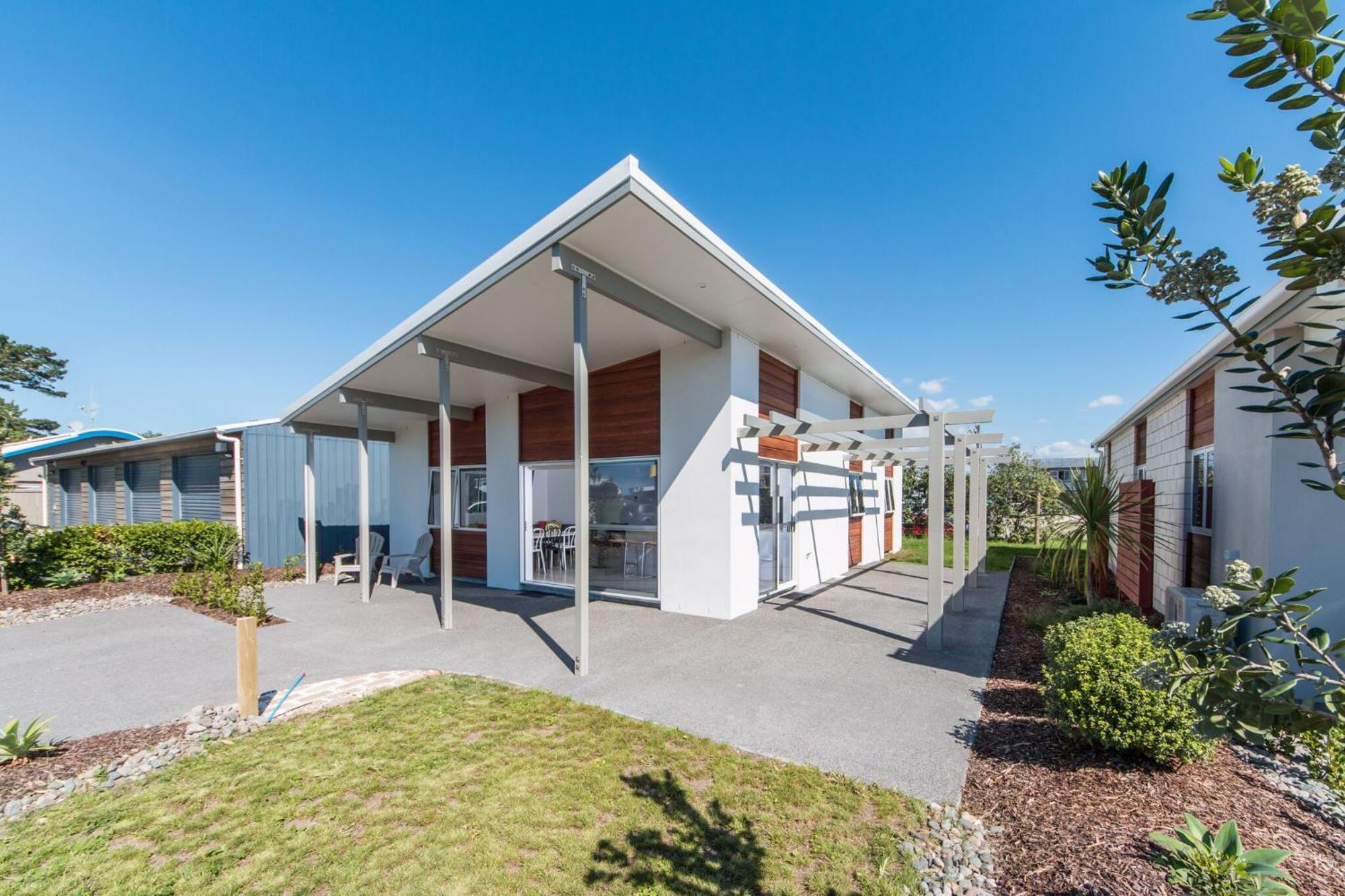 Tasman Holiday Parks - Papamoa Beach ภายนอก รูปภาพ The new clubhouse at the Gold Coast Turf Club