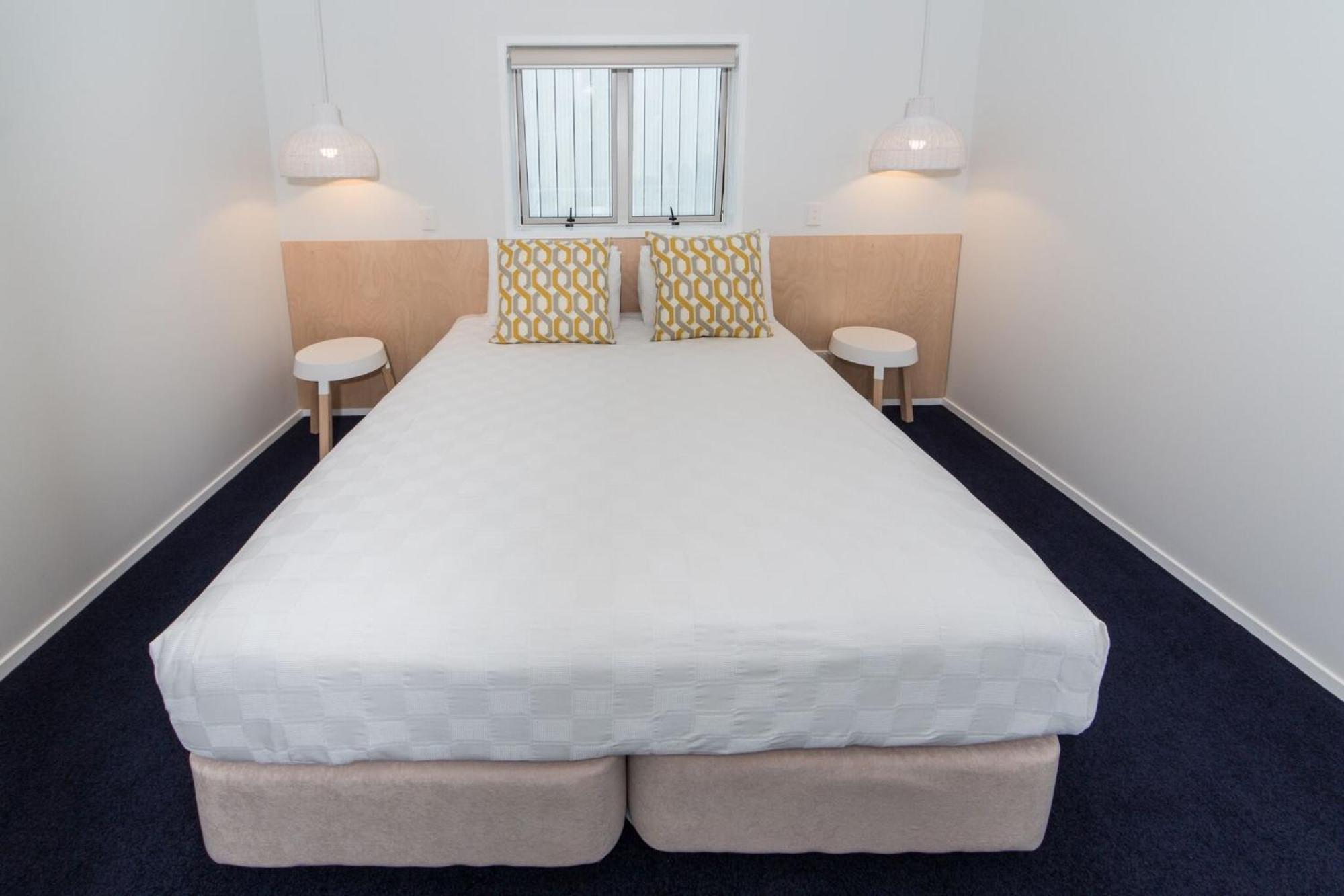 Tasman Holiday Parks - Papamoa Beach ภายนอก รูปภาพ A double bed