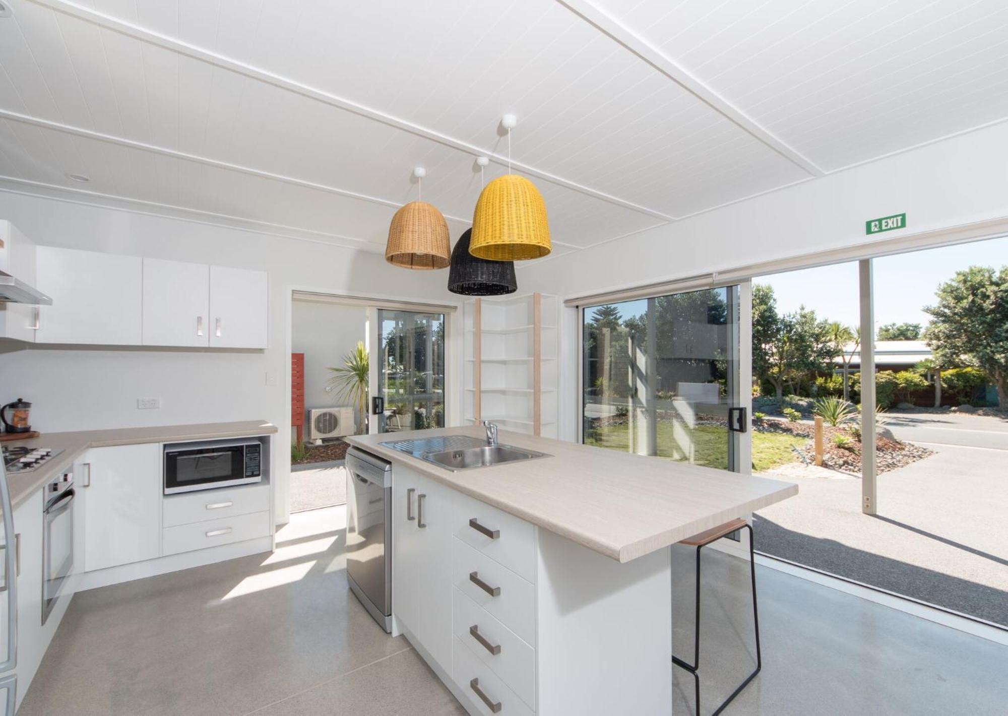 Tasman Holiday Parks - Papamoa Beach ภายนอก รูปภาพ A kitchen in a house