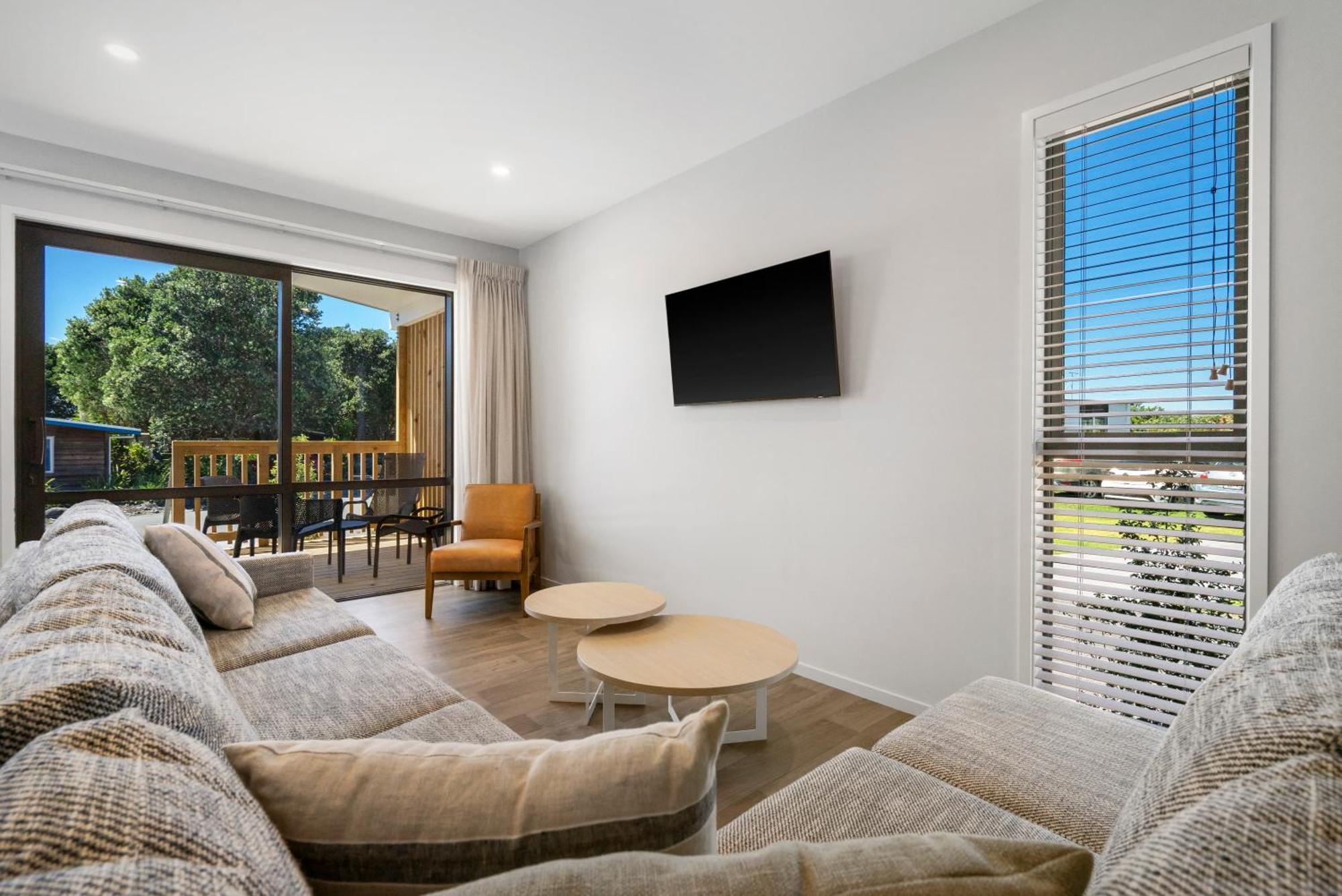 Tasman Holiday Parks - Papamoa Beach ภายนอก รูปภาพ Living room with plantation shutters