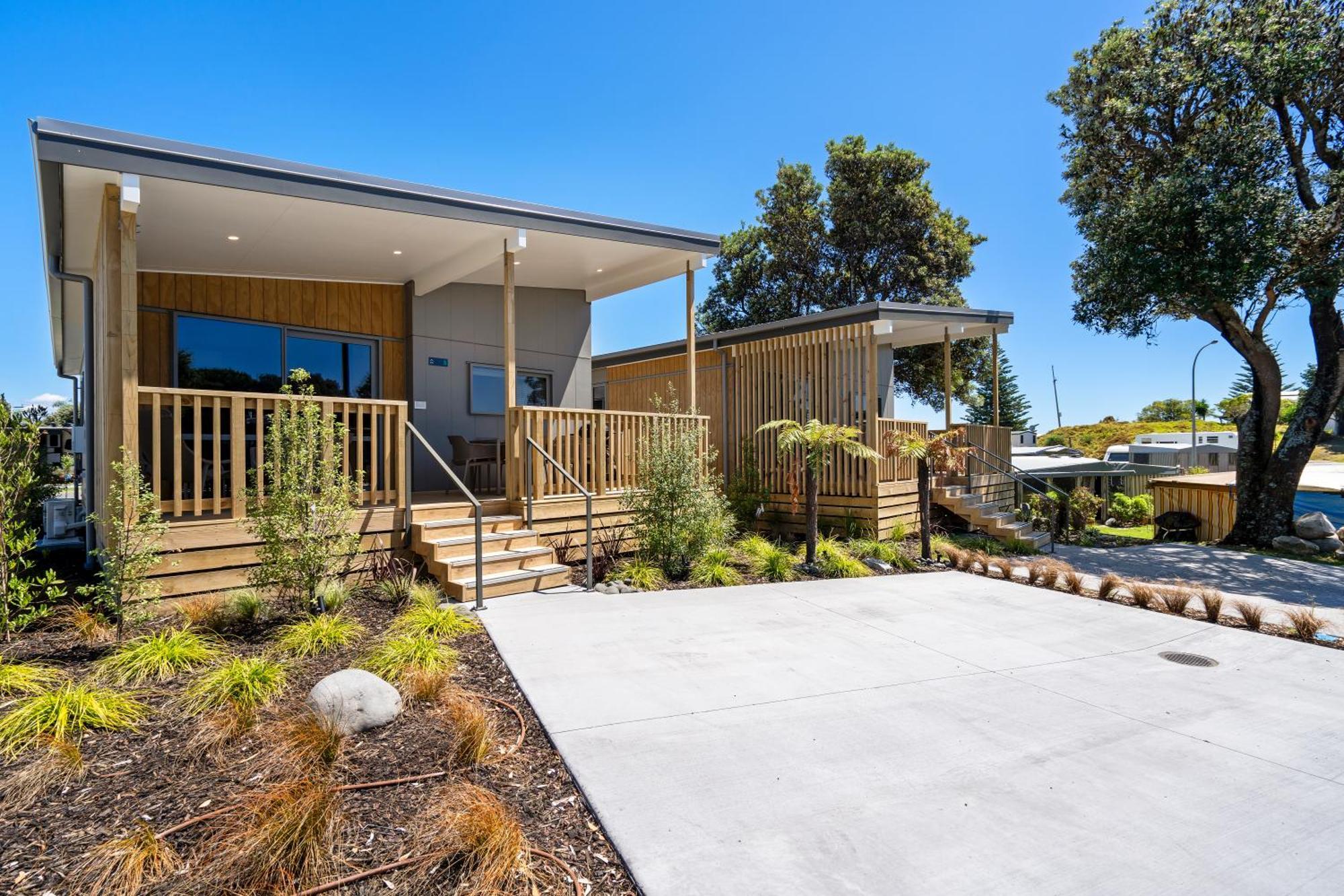 Tasman Holiday Parks - Papamoa Beach ภายนอก รูปภาพ The new classroom block at the school