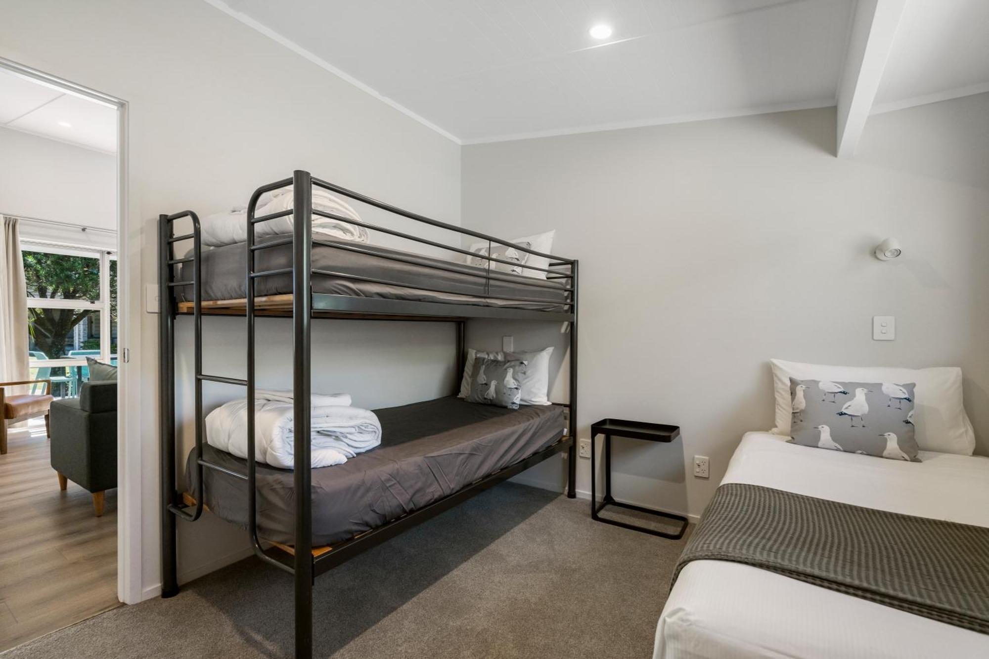 Tasman Holiday Parks - Papamoa Beach ภายนอก รูปภาพ Bunk beds in a hotel room