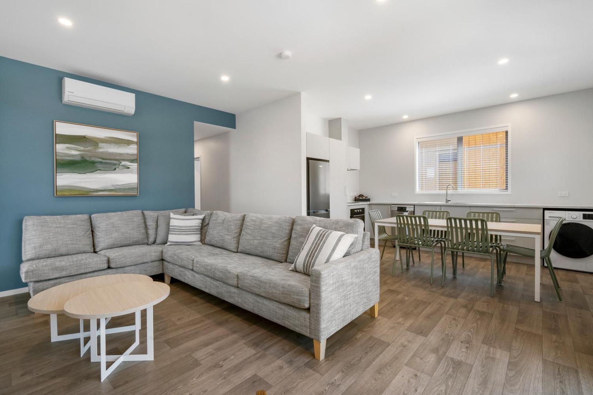 Tasman Holiday Parks - Papamoa Beach ภายนอก รูปภาพ A typical three-bedroom apartment at the Village