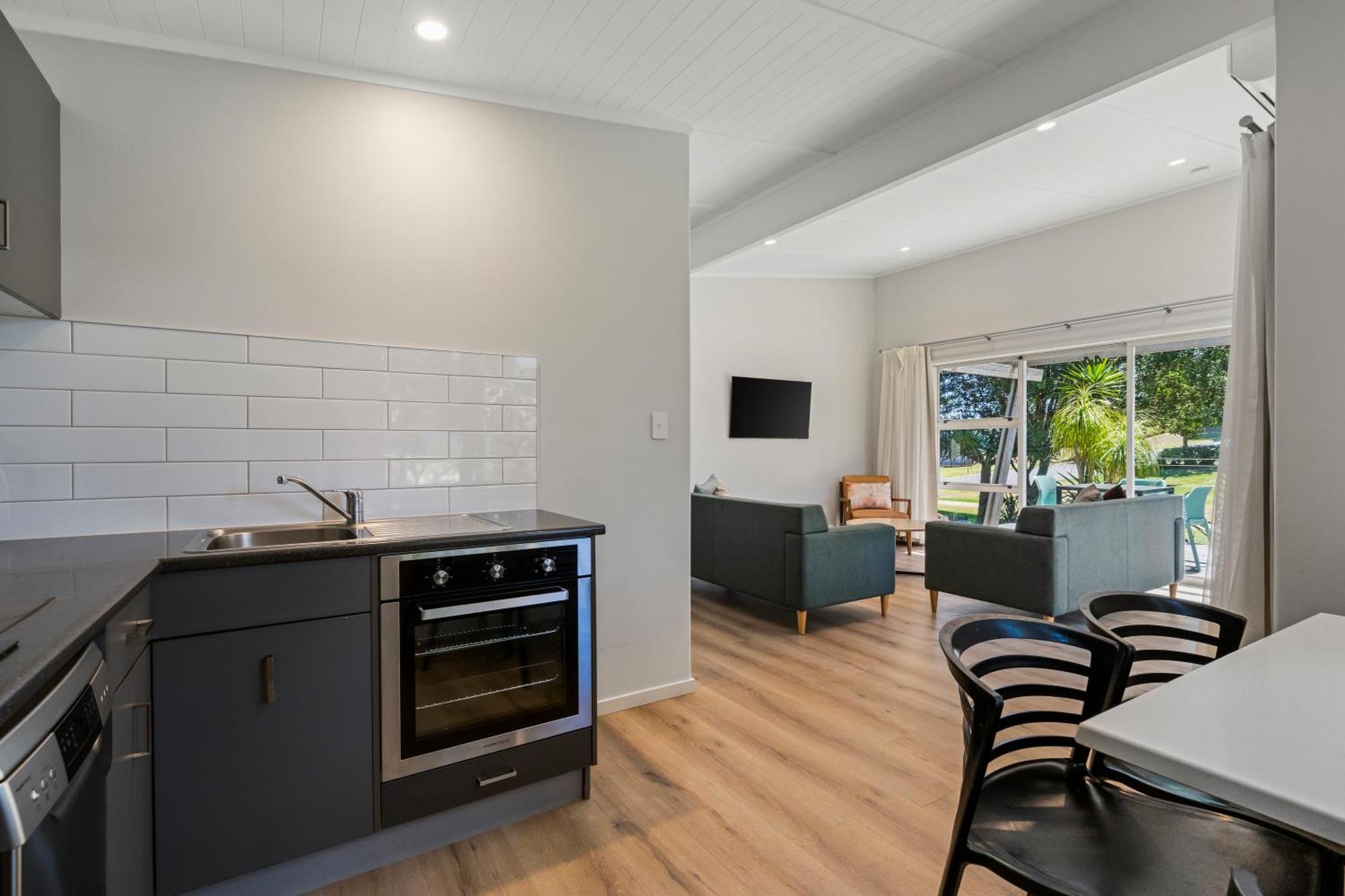 Tasman Holiday Parks - Papamoa Beach ภายนอก รูปภาพ A kitchen in a house