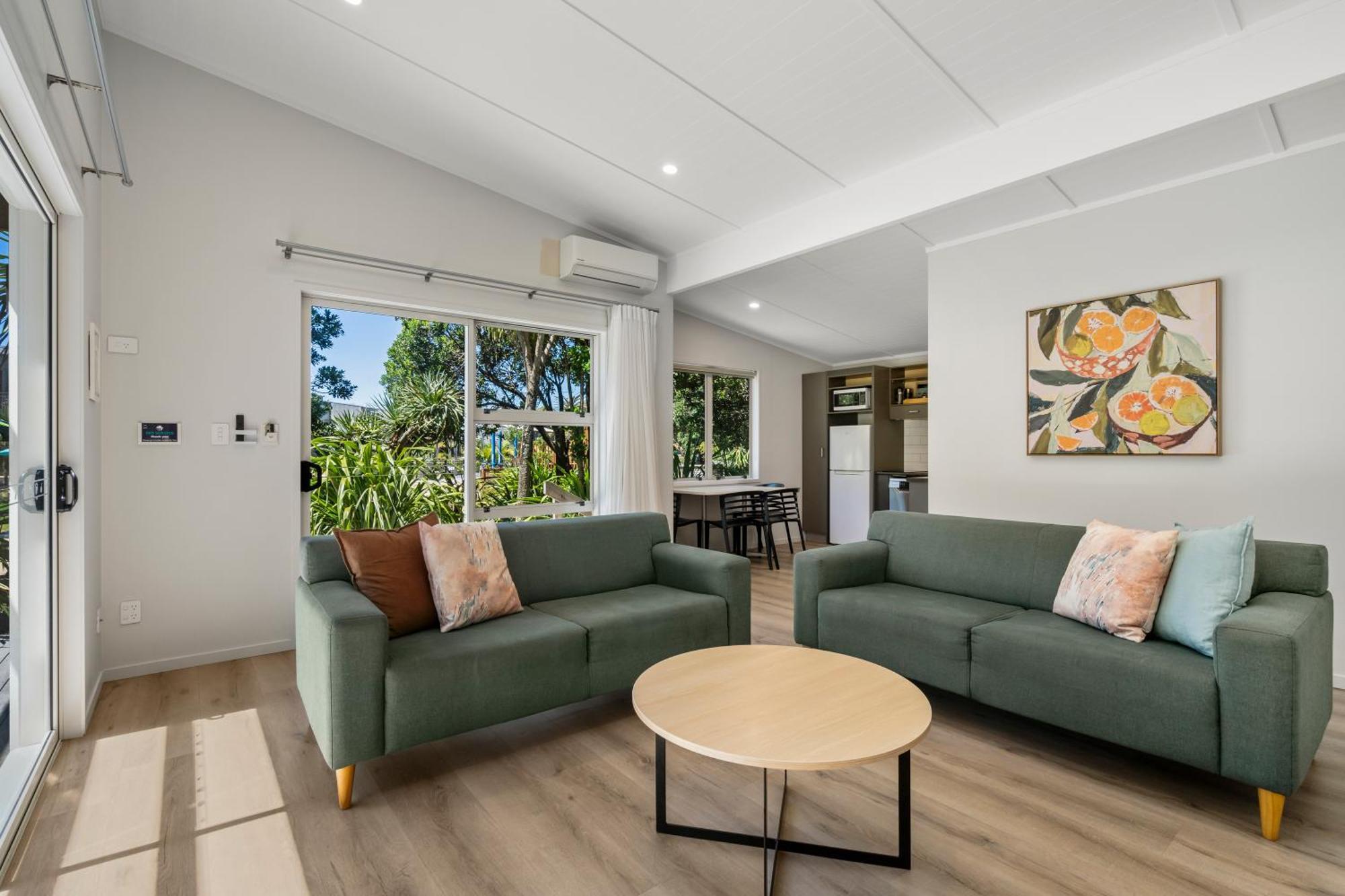 Tasman Holiday Parks - Papamoa Beach ภายนอก รูปภาพ Living room