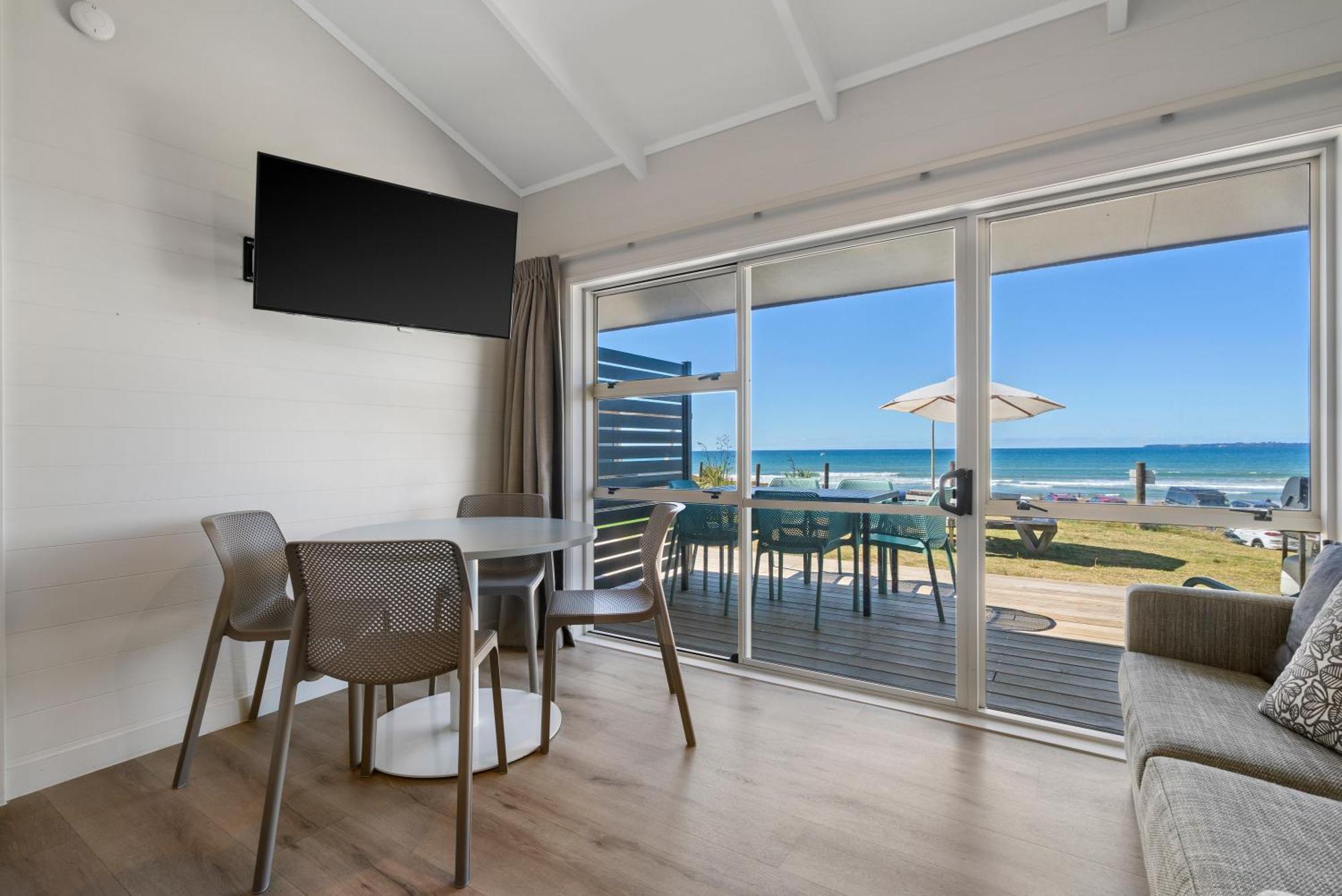 Tasman Holiday Parks - Papamoa Beach ภายนอก รูปภาพ A beachfront apartment at the Bay of Plenty's Bay of Plenty Holiday Park