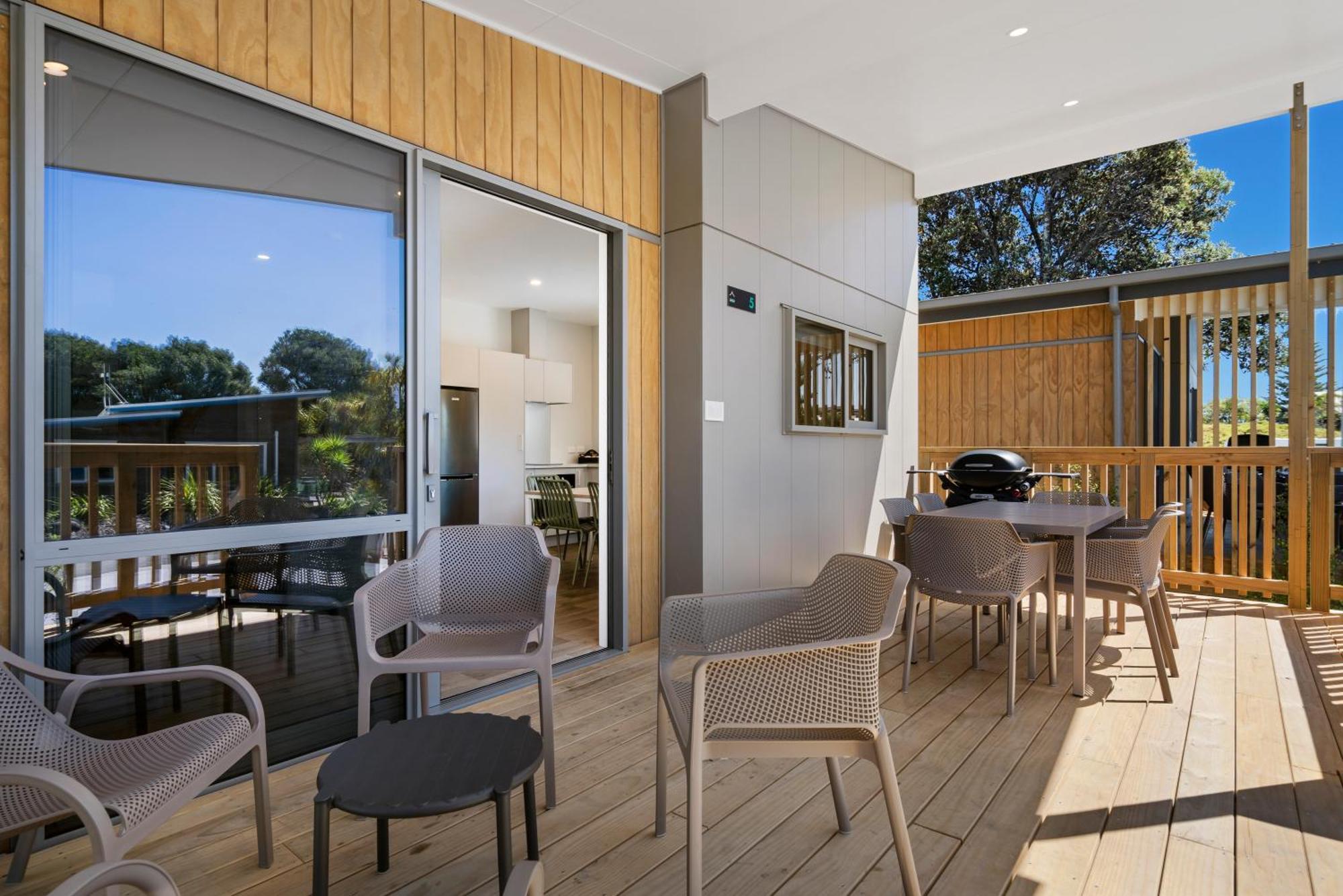 Tasman Holiday Parks - Papamoa Beach ภายนอก รูปภาพ The Deck