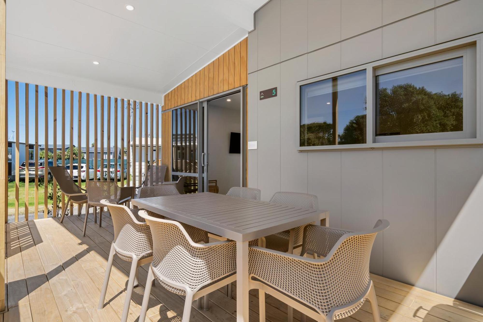 Tasman Holiday Parks - Papamoa Beach ภายนอก รูปภาพ 3D rendering of a balcony