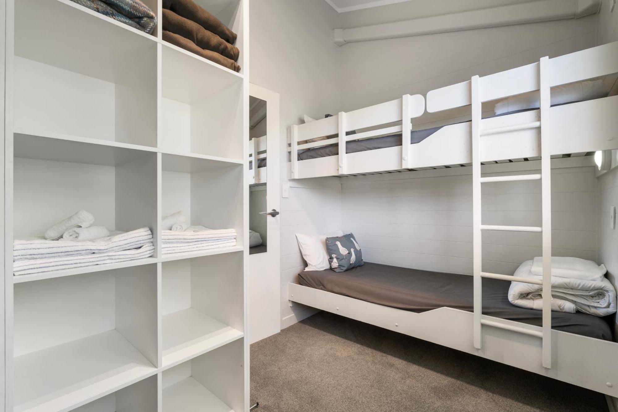 Tasman Holiday Parks - Papamoa Beach ภายนอก รูปภาพ A bunk bed