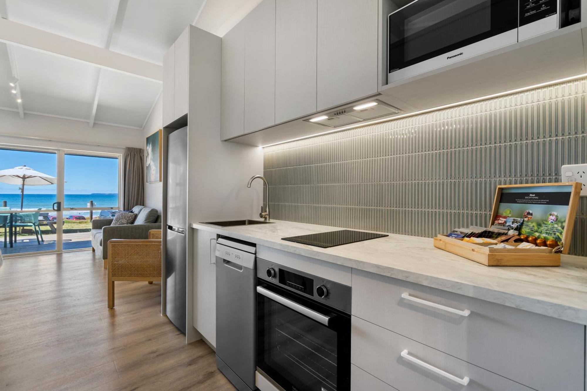 Tasman Holiday Parks - Papamoa Beach ภายนอก รูปภาพ A modern kitchen