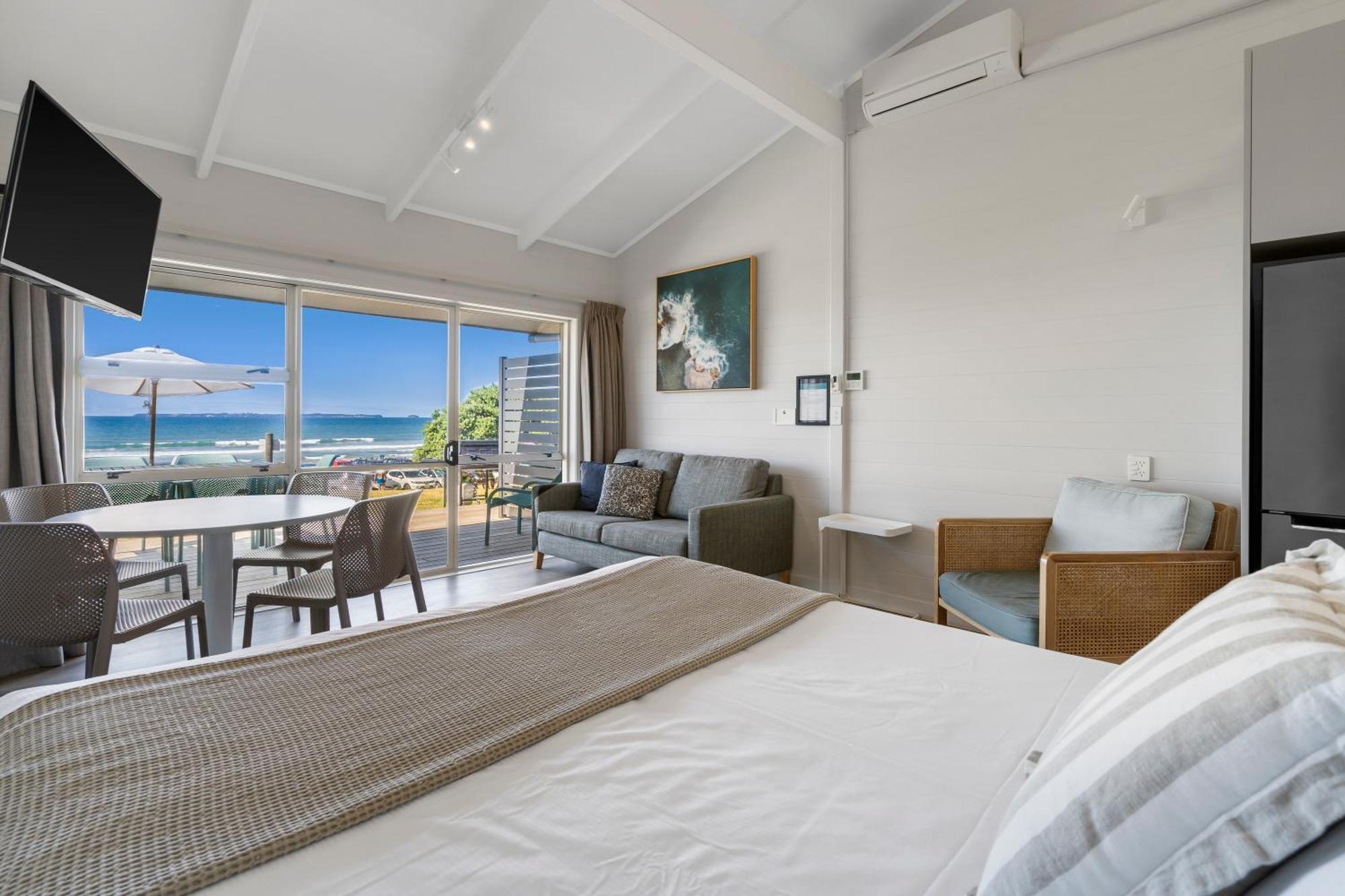 Tasman Holiday Parks - Papamoa Beach ภายนอก รูปภาพ A room at the Bayview Hotel