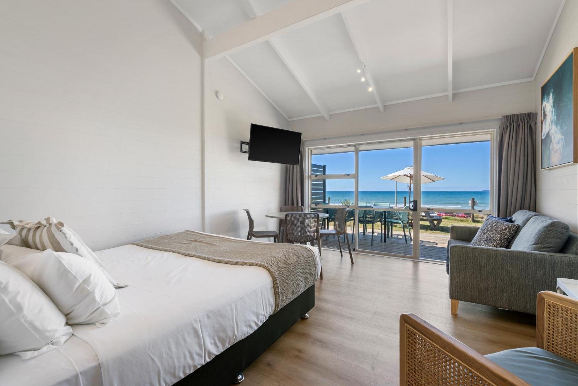 Tasman Holiday Parks - Papamoa Beach ภายนอก รูปภาพ A room at the Bay of Islands Hotel
