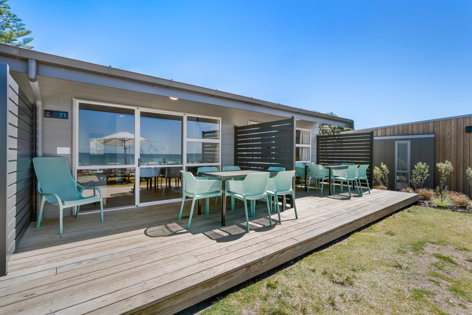 Tasman Holiday Parks - Papamoa Beach ภายนอก รูปภาพ The deck at the beach house
