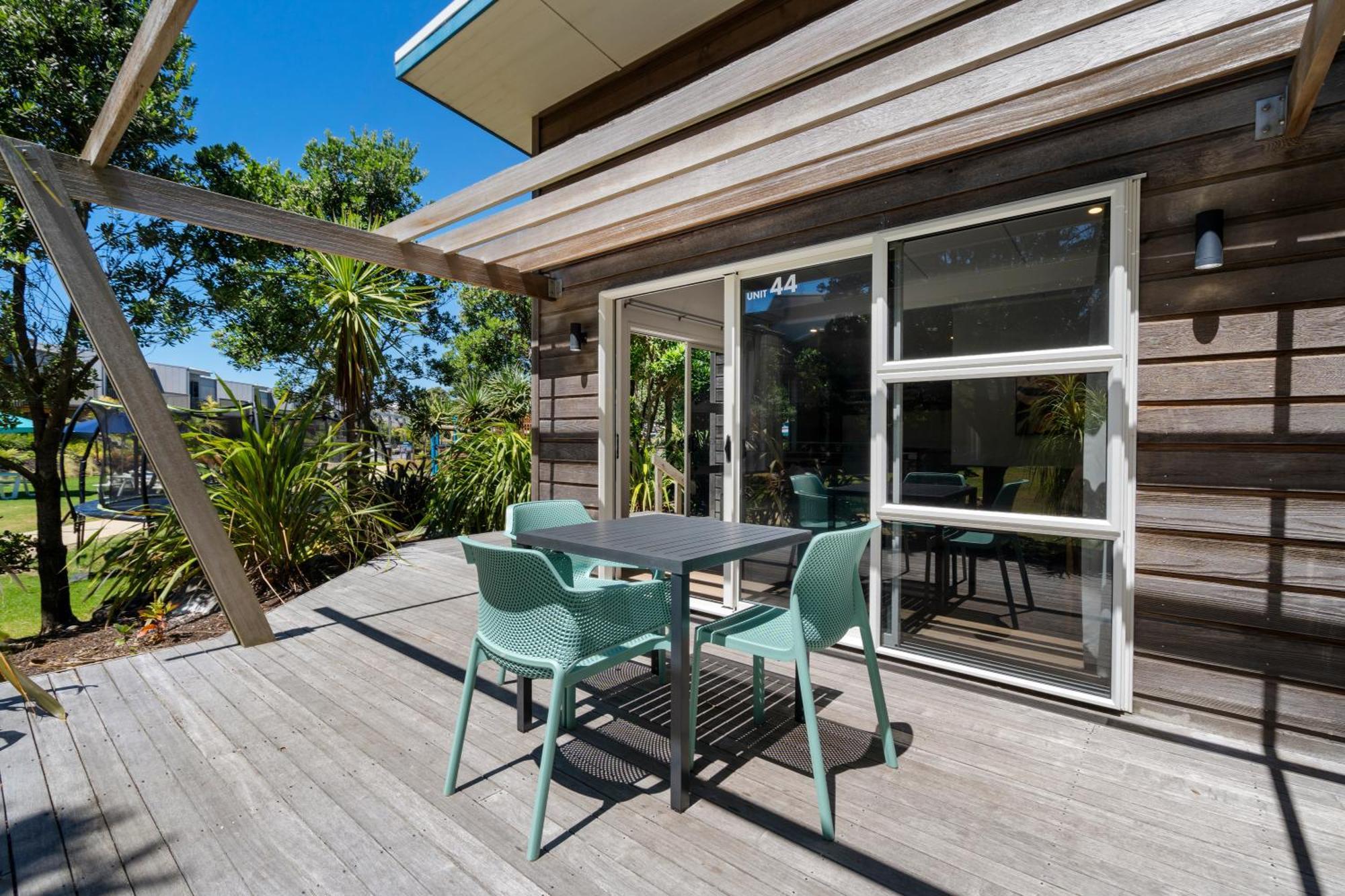 Tasman Holiday Parks - Papamoa Beach ภายนอก รูปภาพ A deck in New Zealand