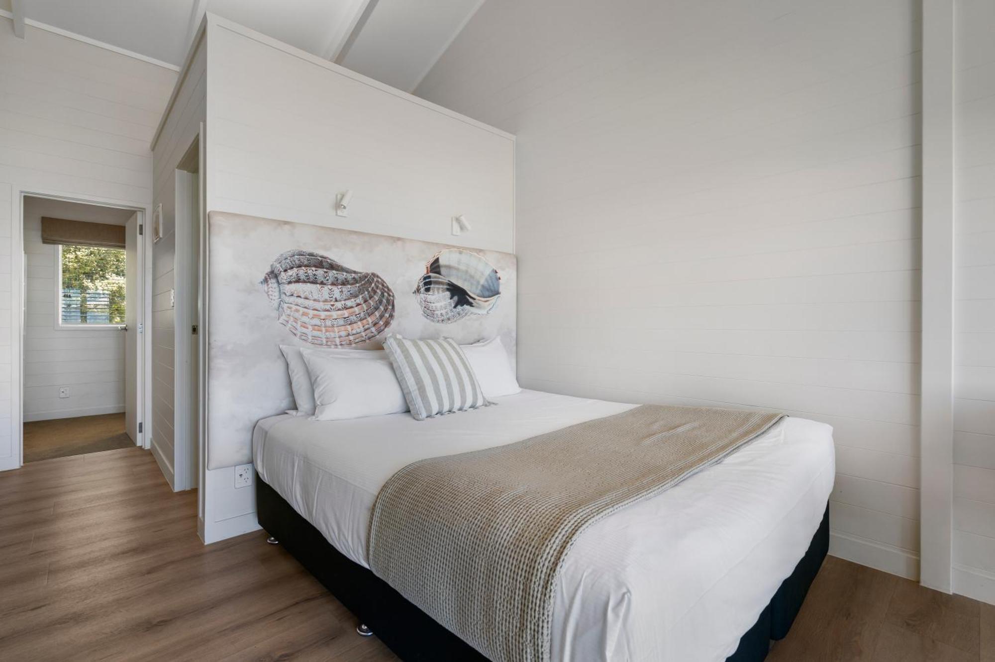 Tasman Holiday Parks - Papamoa Beach ภายนอก รูปภาพ A bedroom at the Bay of Whales