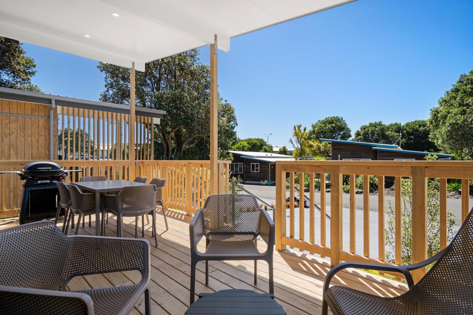 Tasman Holiday Parks - Papamoa Beach ภายนอก รูปภาพ The deck at the hotel