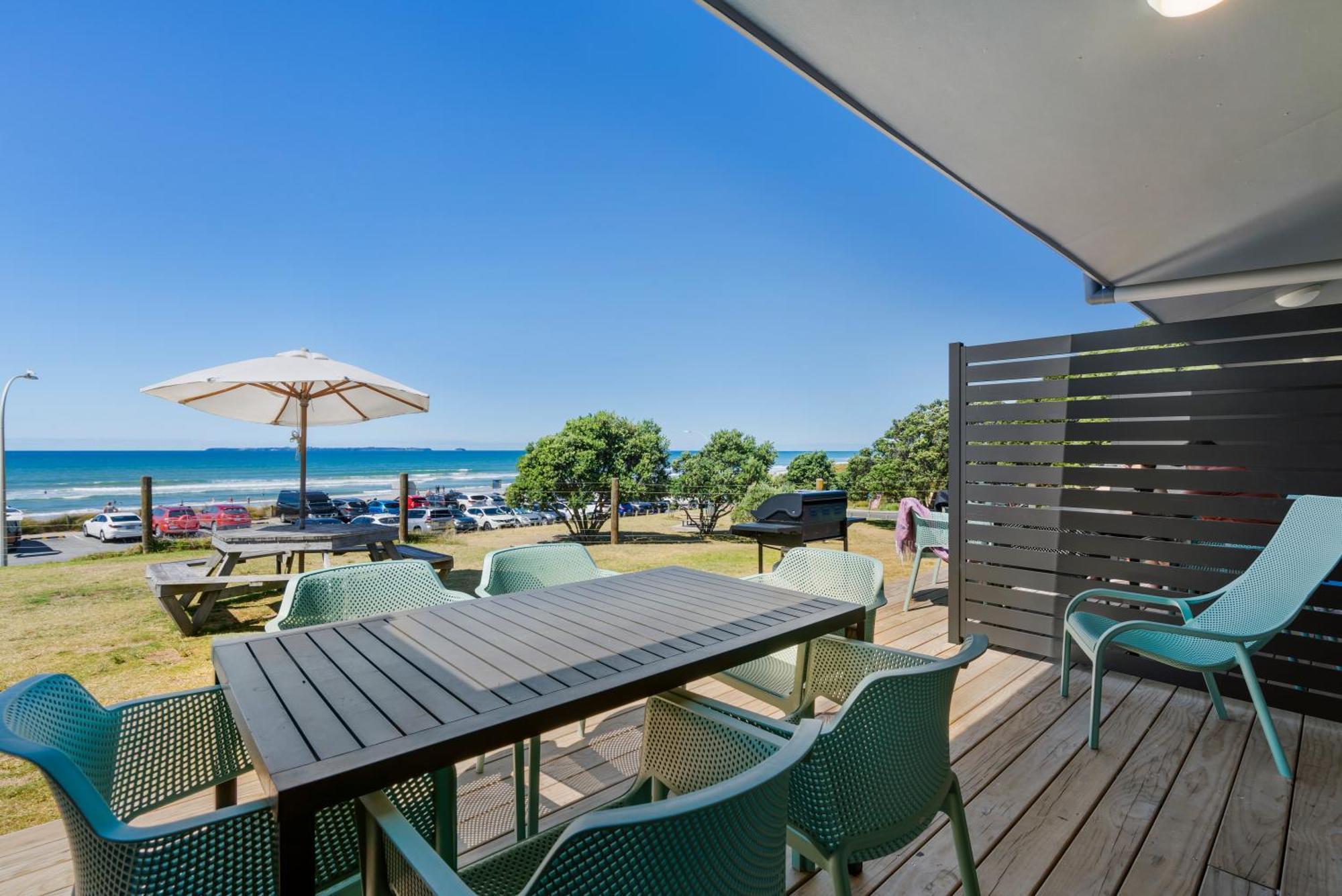 Tasman Holiday Parks - Papamoa Beach ภายนอก รูปภาพ View from the deck of a beachfront apartment